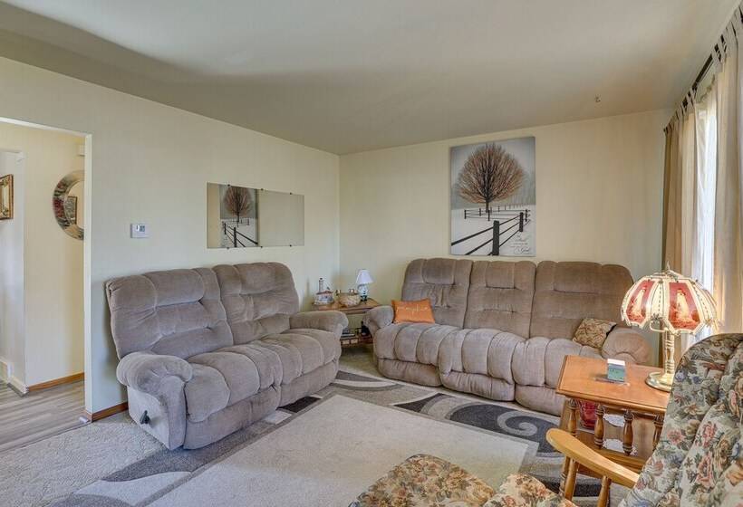 Family Friendly Home W/ Fire Pit ~ 10 Mi To Akron!