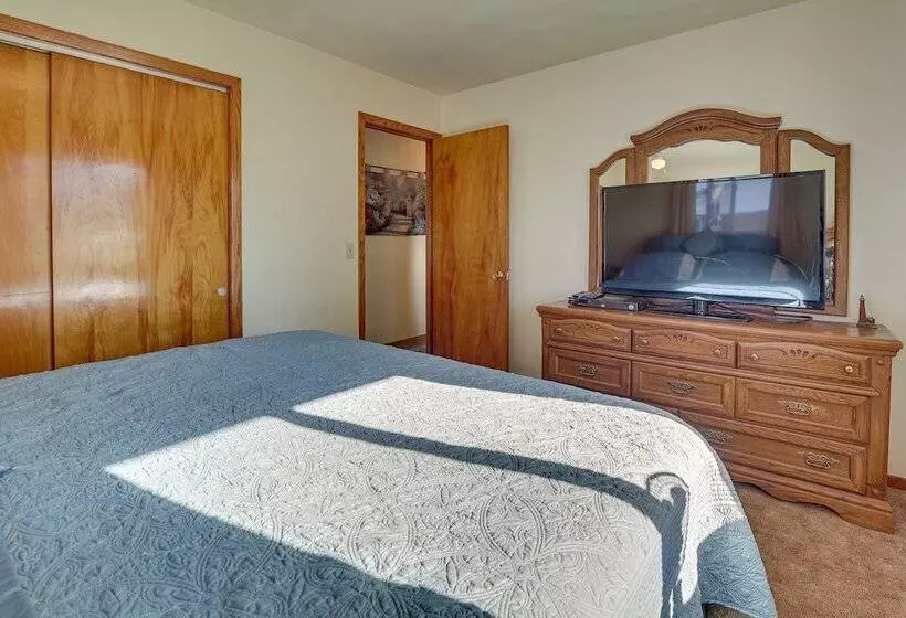 Family Friendly Home W/ Fire Pit ~ 10 Mi To Akron!