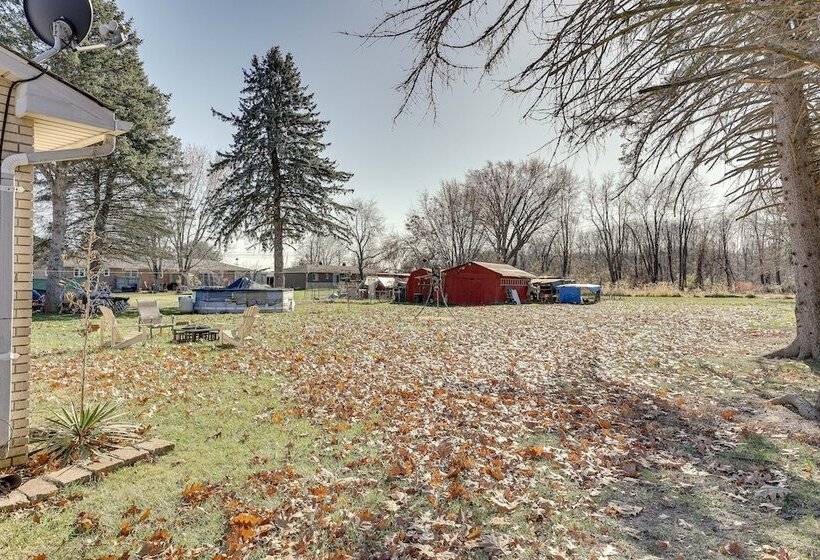 Family Friendly Home W/ Fire Pit ~ 10 Mi To Akron!