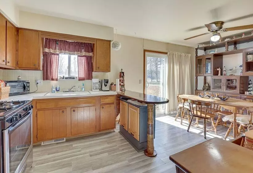 Family Friendly Home W/ Fire Pit ~ 10 Mi To Akron!