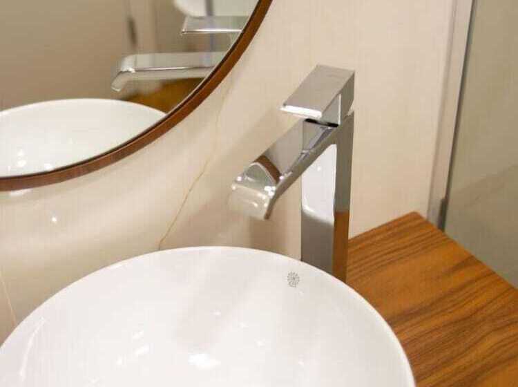 هتل Constance House