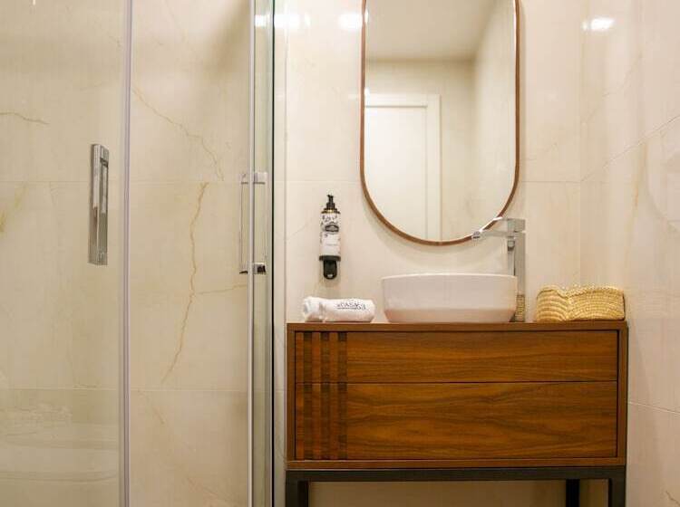 هتل Constance House