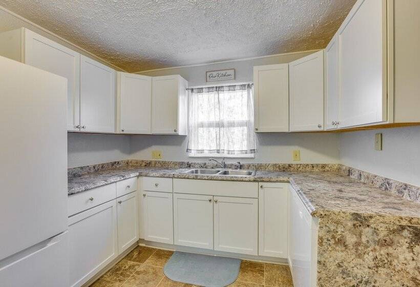 3 Mi To Golf Beatrice Vacation Home!