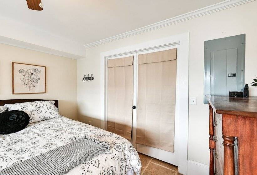 Lakefront Landrum Home W/ Deck, Fire Pit & Kayaks!