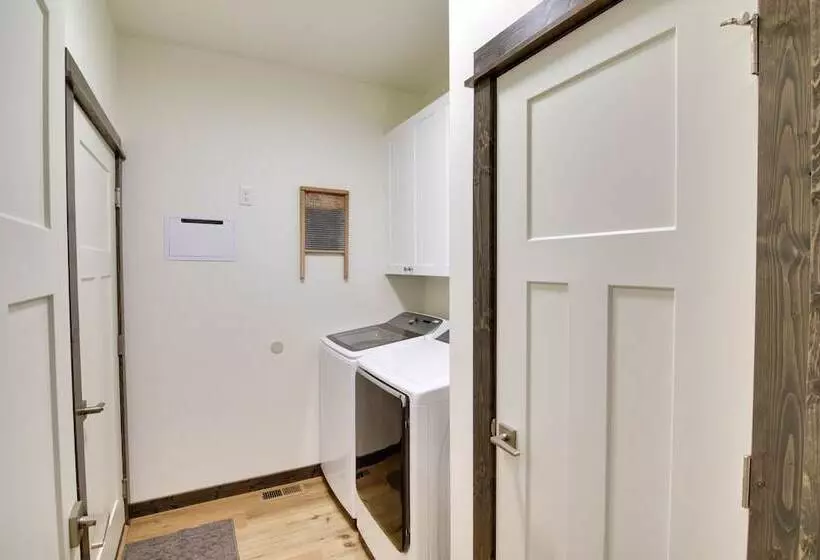 Pet Friendly Bozeman Home ~ 7 Mi To Downtown!