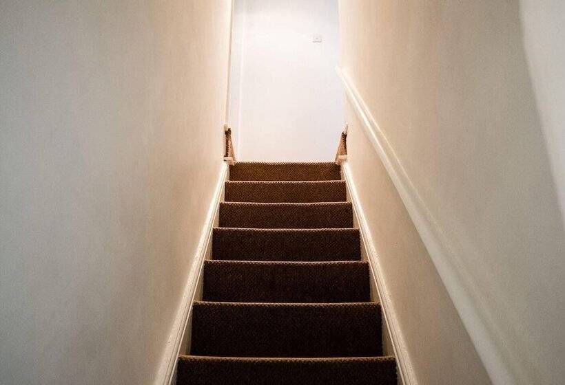 Резиденция Stay Comfortable Close To City Centre 4 Bed House!