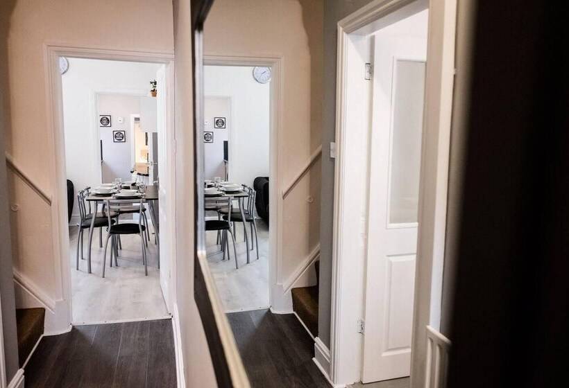 Резиденция Stay Comfortable Close To City Centre 4 Bed House!