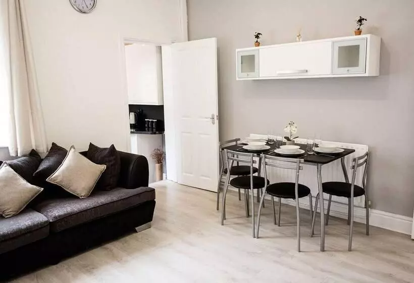Residenssi Stay Comfortable Close To City Centre 4 Bed House!