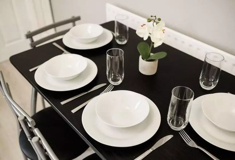 Residenssi Stay Comfortable Close To City Centre 4 Bed House!