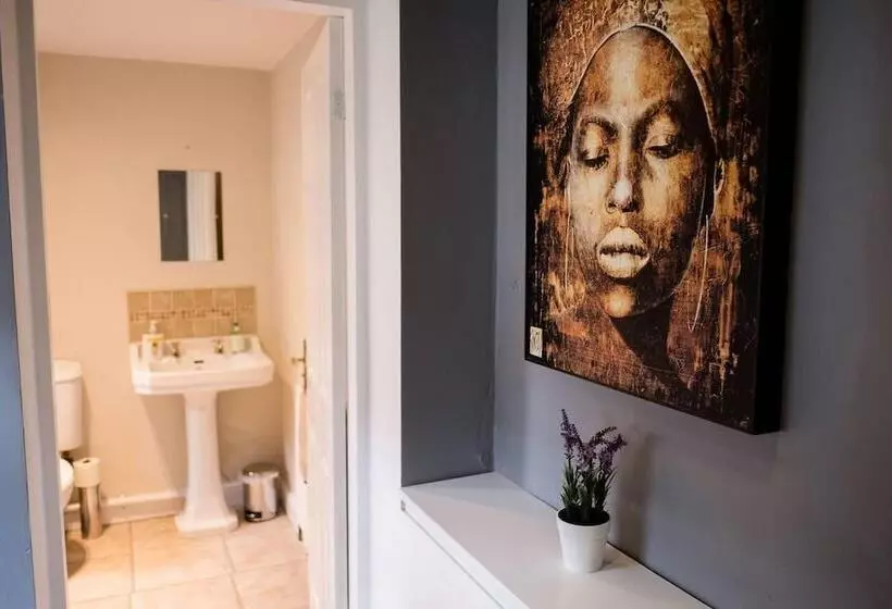 Residenssi Stay Comfortable Close To City Centre 4 Bed House!