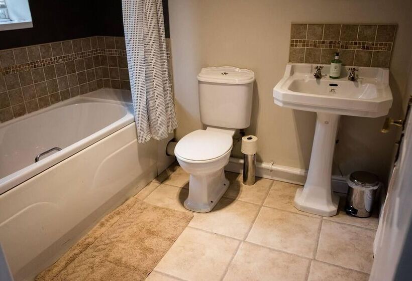 Резиденция Stay Comfortable Close To City Centre 4 Bed House!