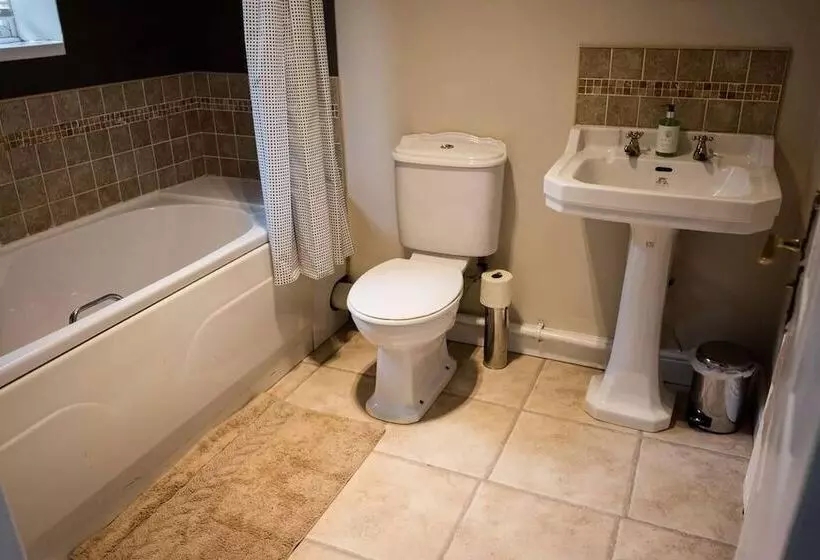 Residenssi Stay Comfortable Close To City Centre 4 Bed House!