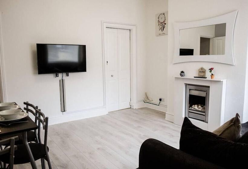 Резиденция Stay Comfortable Close To City Centre 4 Bed House!