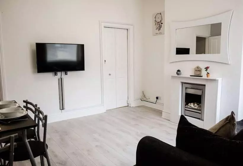 Residenssi Stay Comfortable Close To City Centre 4 Bed House!