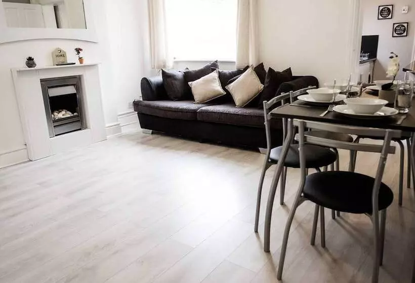 Residenssi Stay Comfortable Close To City Centre 4 Bed House!