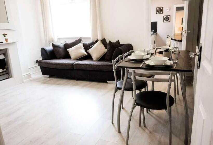 Резиденция Stay Comfortable Close To City Centre 4 Bed House!
