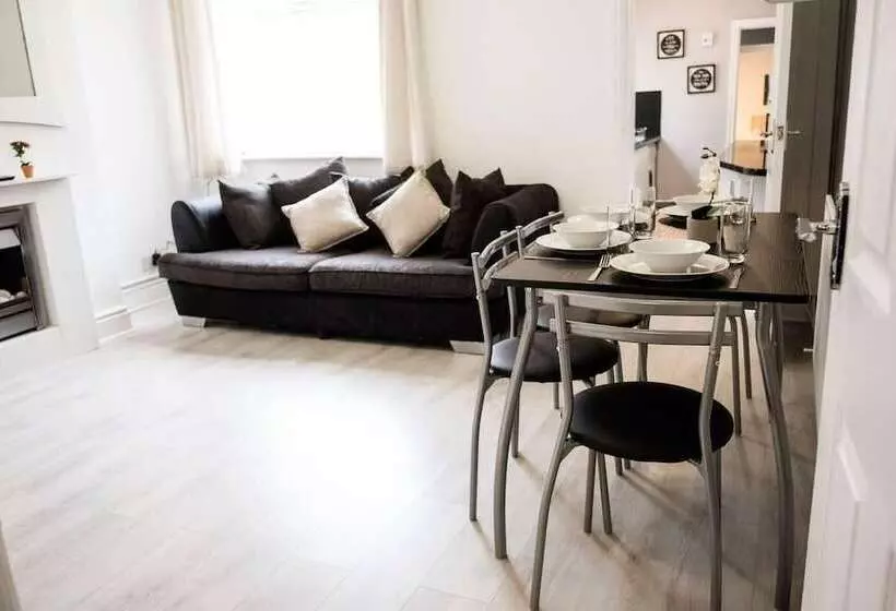 Residenssi Stay Comfortable Close To City Centre 4 Bed House!