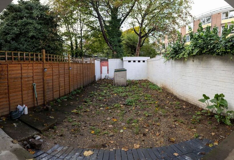 اقامتگاه London   4 Beds   Garden   Pet Friendly