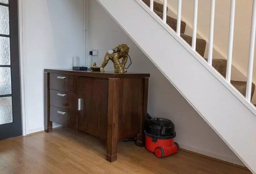 اقامتگاه London   4 Beds   Garden   Pet Friendly