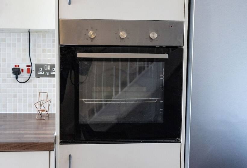 اقامتگاه London   4 Beds   Garden   Pet Friendly