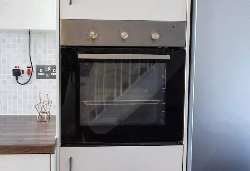 اقامتگاه London   4 Beds   Garden   Pet Friendly