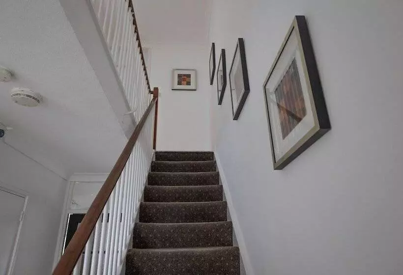 اقامتگاه London   4 Beds   Garden   Pet Friendly