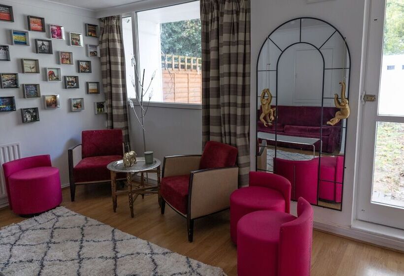 اقامتگاه London   4 Beds   Garden   Pet Friendly
