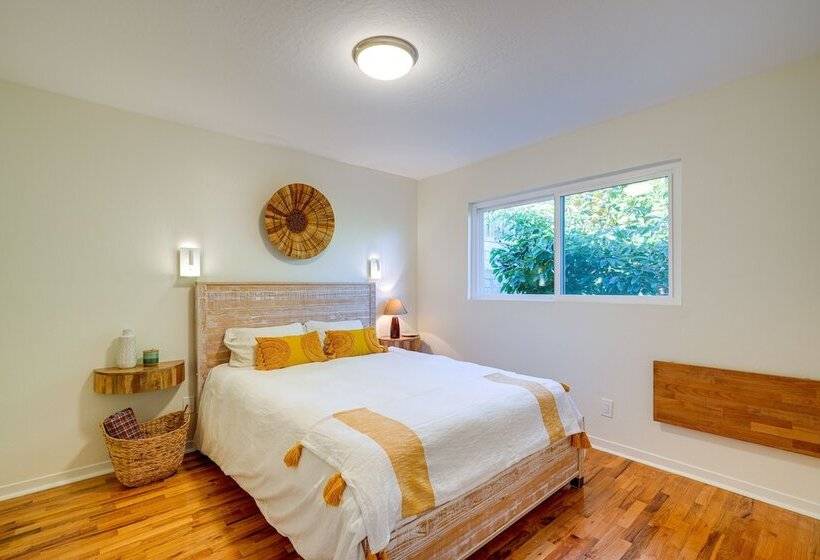 Seaside Home W/ Hot Tub & Patio: Close To Beaches!