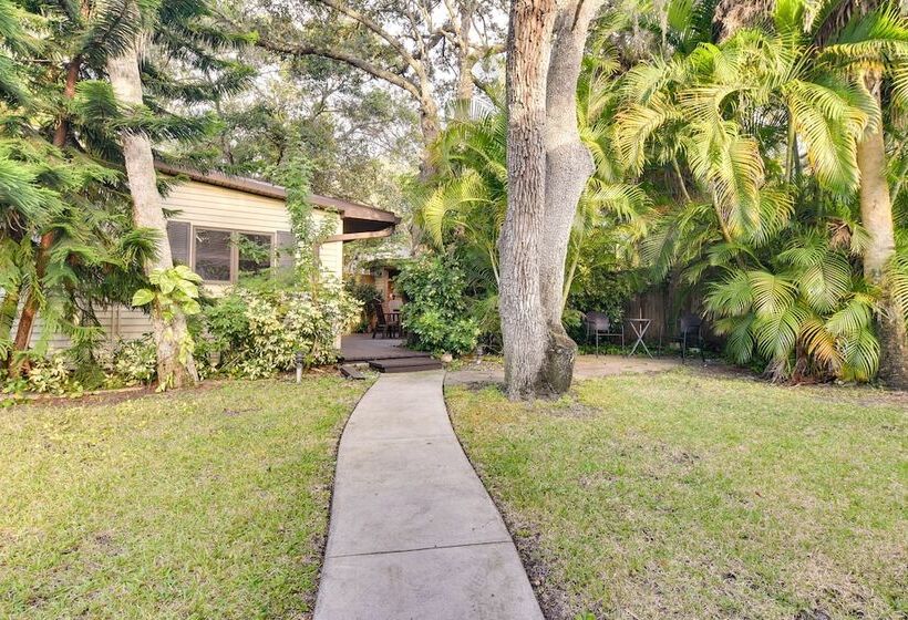 Serene, Coastal Largo Retreat: Minutes To Beaches!