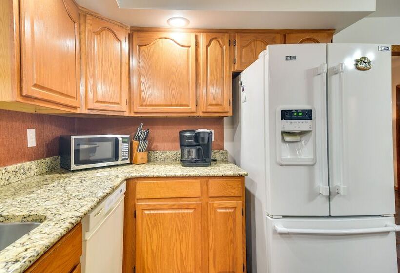 Serene, Coastal Largo Retreat: Minutes To Beaches!