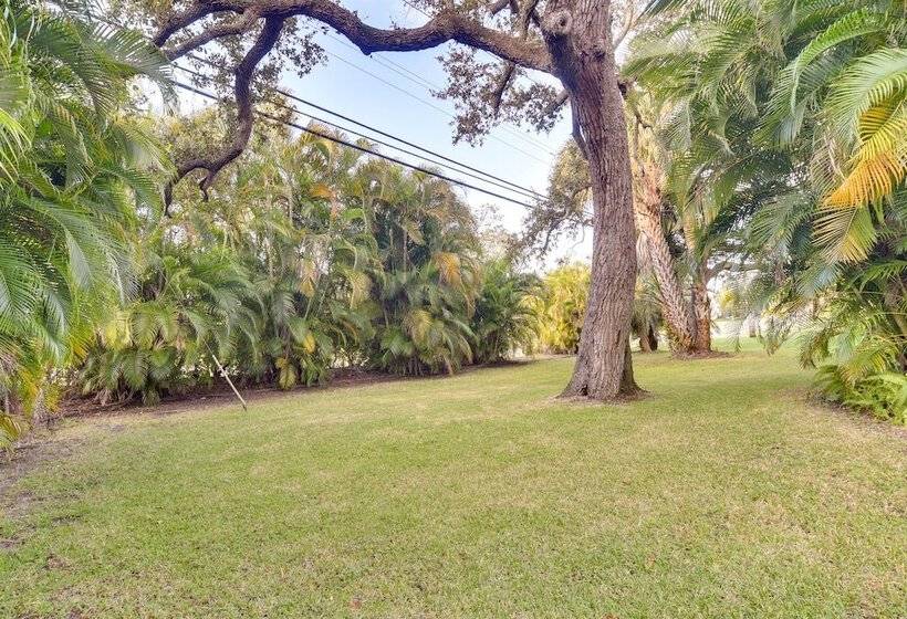 Serene, Coastal Largo Retreat: Minutes To Beaches!