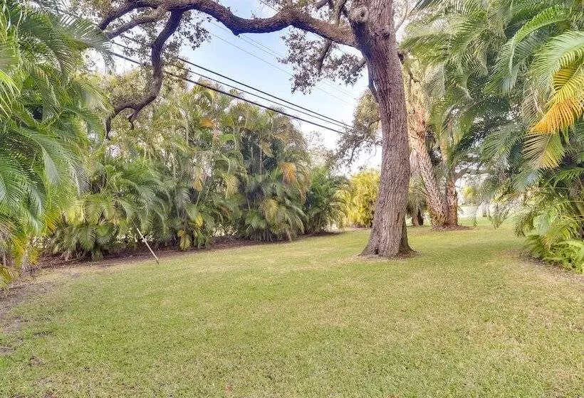 Serene, Coastal Largo Retreat: Minutes To Beaches!