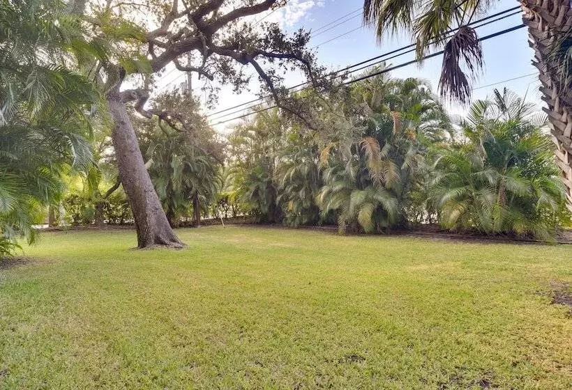 Serene, Coastal Largo Retreat: Minutes To Beaches!