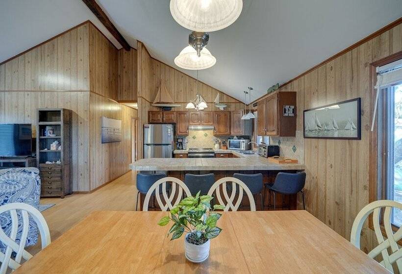 Outer Banks Retreat   Walk To Beach!