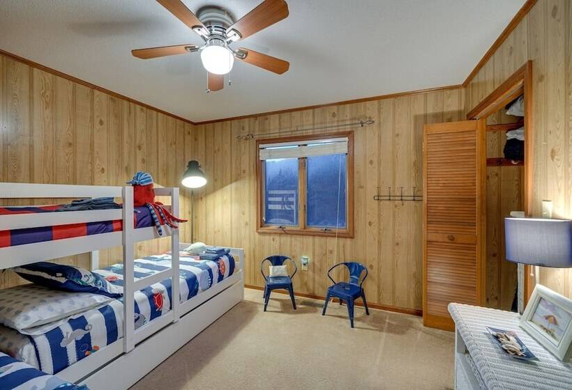 Outer Banks Retreat   Walk To Beach!