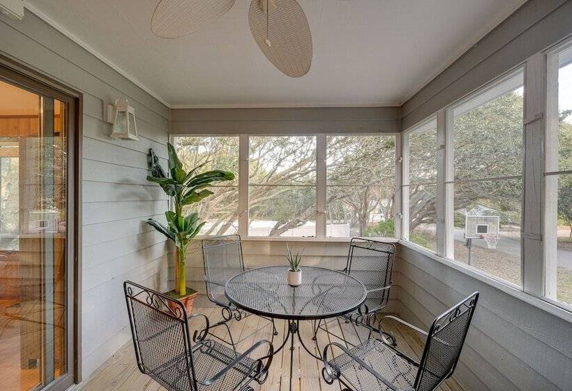 Outer Banks Retreat   Walk To Beach!