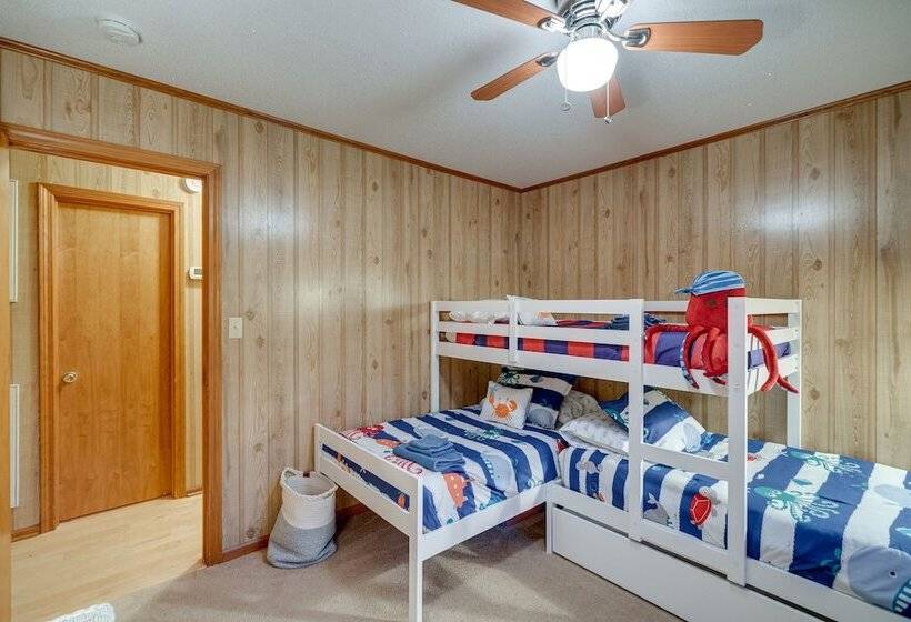 Outer Banks Retreat   Walk To Beach!