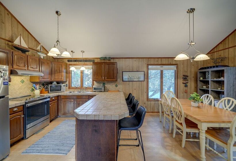 Outer Banks Retreat   Walk To Beach!