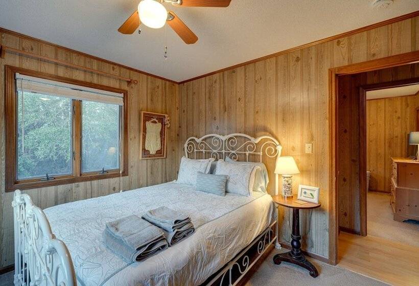 Outer Banks Retreat   Walk To Beach!