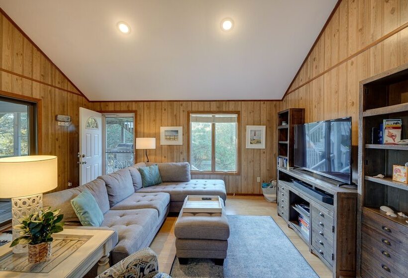 Outer Banks Retreat   Walk To Beach!