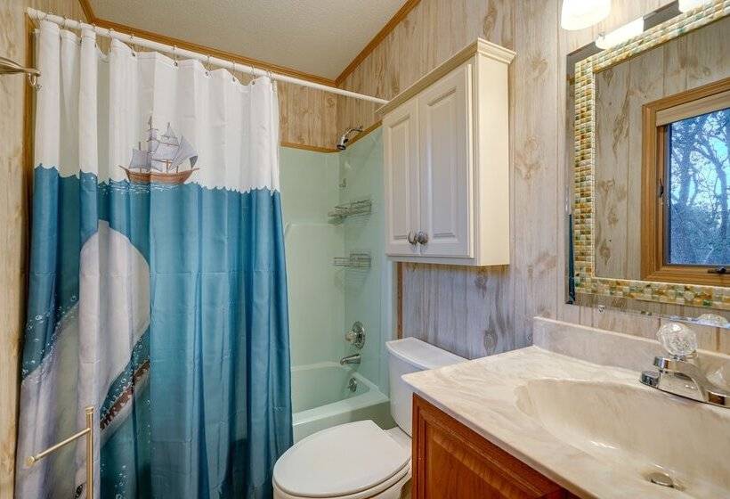 Outer Banks Retreat   Walk To Beach!