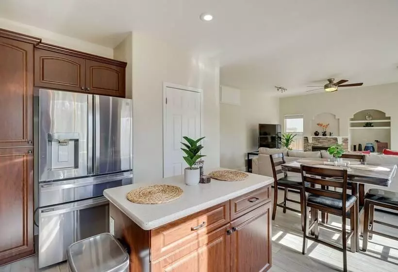 Spacious Family Retreat   4 Mi To Downtown!
