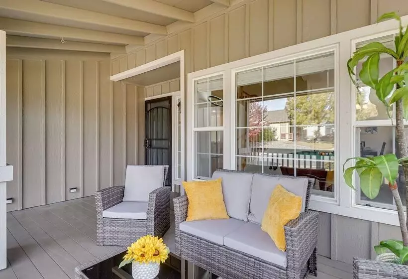Spacious Family Retreat   4 Mi To Downtown!