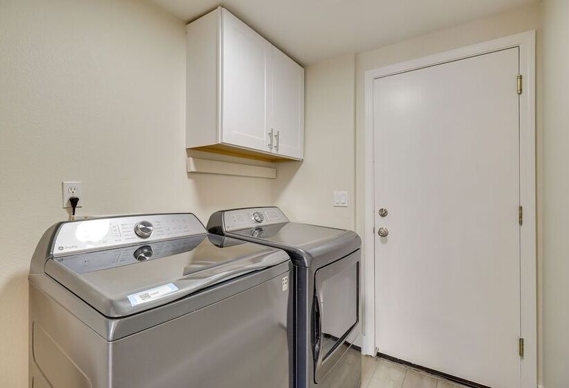 Spacious Family Retreat   4 Mi To Downtown!