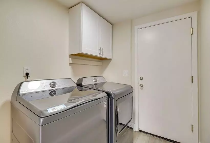 Spacious Family Retreat   4 Mi To Downtown!