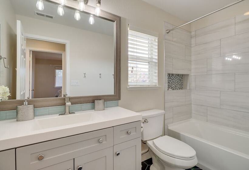 Spacious Family Retreat   4 Mi To Downtown!