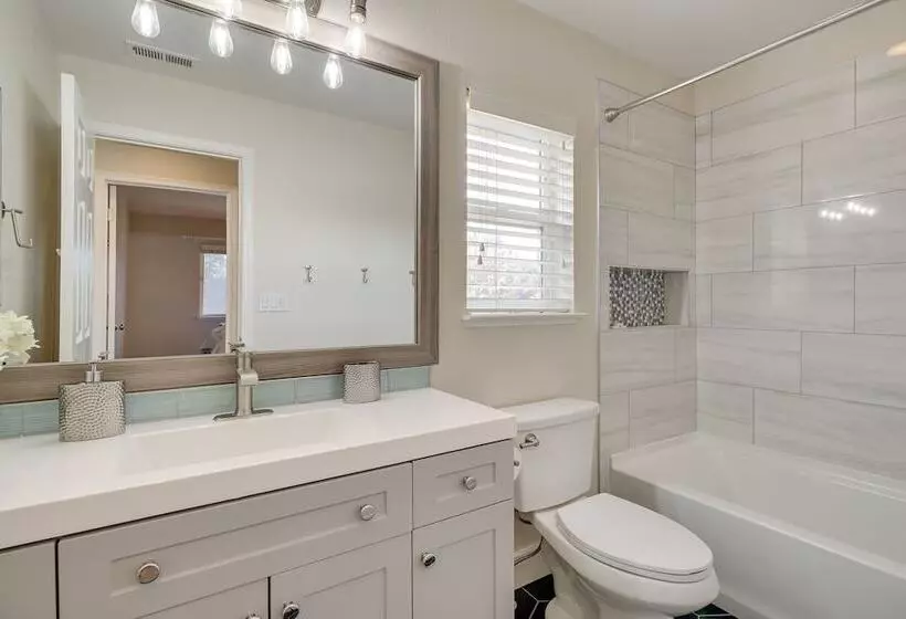 Spacious Family Retreat   4 Mi To Downtown!