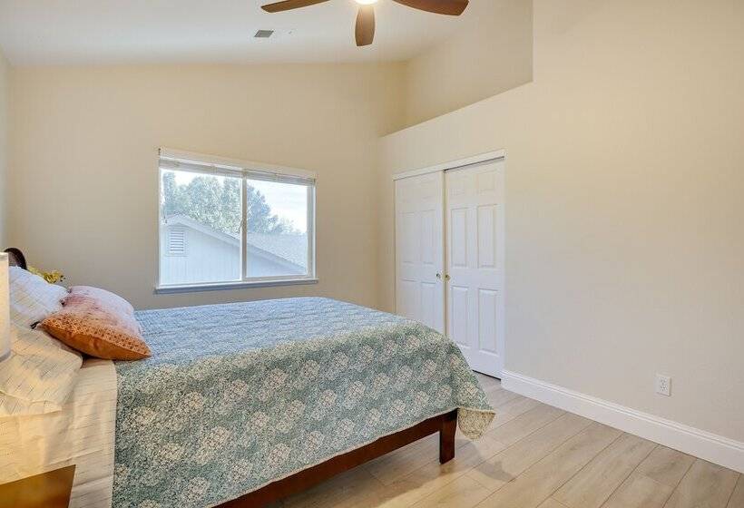 Spacious Family Retreat   4 Mi To Downtown!