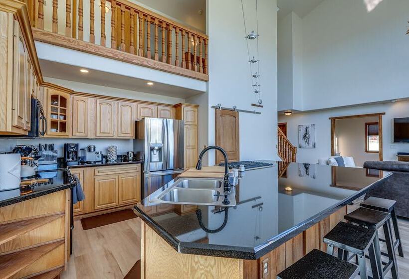 Scenic Flagstaff Home W/ Hot Tub & Mountain Views