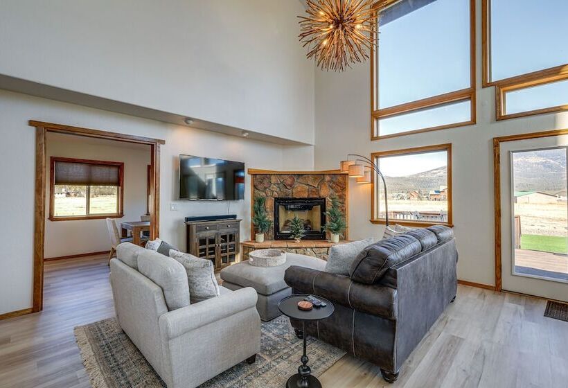 Scenic Flagstaff Home W/ Hot Tub & Mountain Views